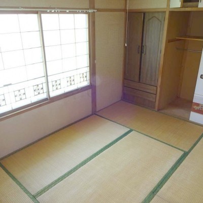 2階西側6帖の和室、やはり南向きで陽当り良好です。