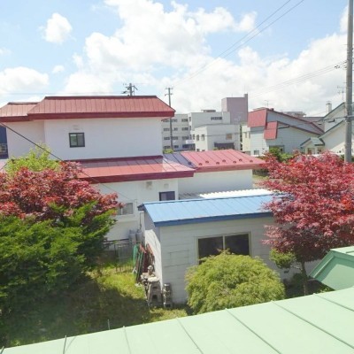 2階からの眺望、桜木小学校に目が届く立地です。