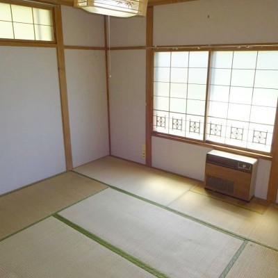 東側8帖の和室、こちらも南向きに窓があります。