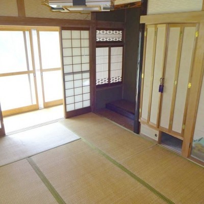 西側6帖の和室、南向きにサンルームスペースがあります。