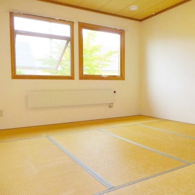 1階8帖の和室、南向き日当たり良好です。
