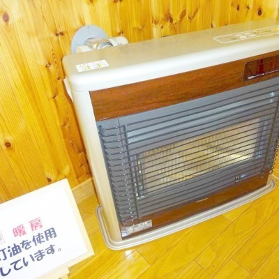 リビングには灯油FF暖房があります。