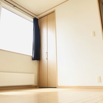 2階5.4帖の洋室南向きの窓で日当たり良好。