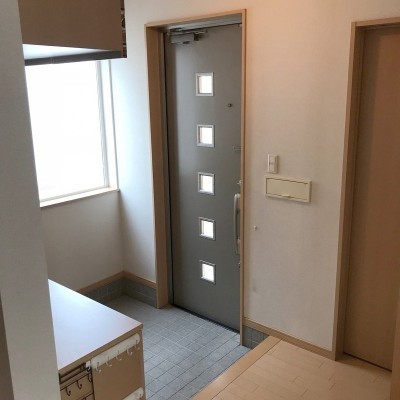 明るい陽射しの入る玄関です。
