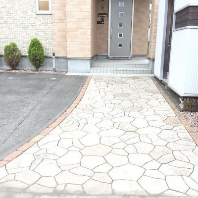 インターロッキング。外構もしっかり整備されています。