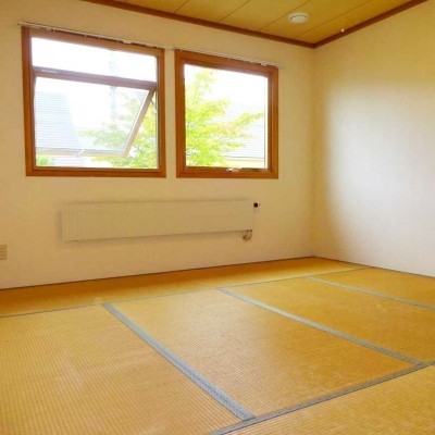 1階8帖の和室、南向き日当たり良好です。