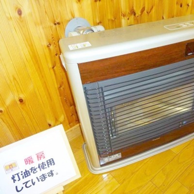 リビングには灯油FF暖房があります。