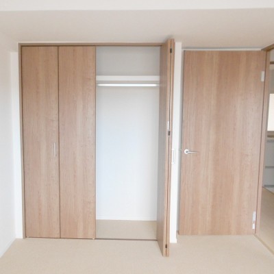 収納建具を交換いたしました。