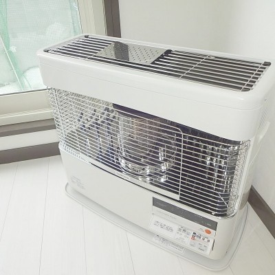 リビングに灯油FFストーブ、新品交換済みです。