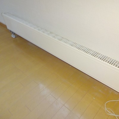 灯油ボイラー熱源の温水パネルヒーター。