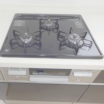 三口ガスコンロ・魚焼きグリルも新品です。