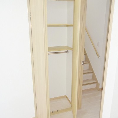 階段脇にちょっとした収納があります。