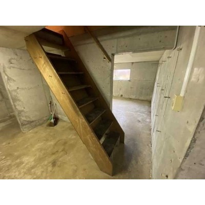地下にも部屋がございますので、タイヤやバイク、キャンプ用品等