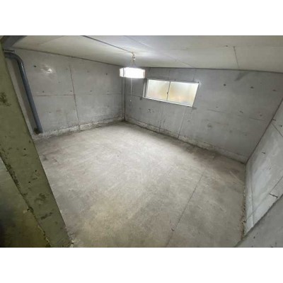 地下にも部屋がございますので、タイヤやバイク、キャンプ用品等