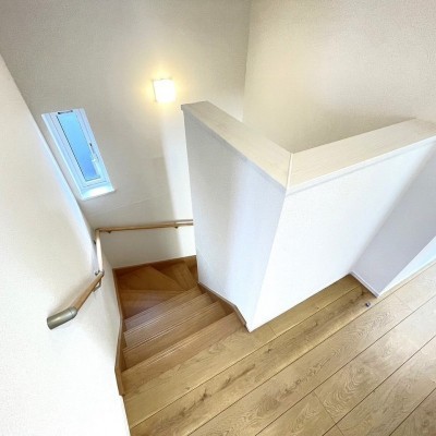 階段に窓が付いているので陽当り良好!