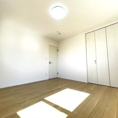 ゆとりのある8帖の洋室