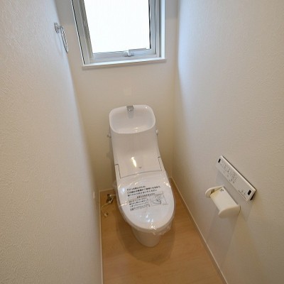 温水洗浄機能付きトイレです♪
