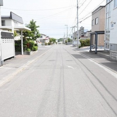 前面道路は広々8M!