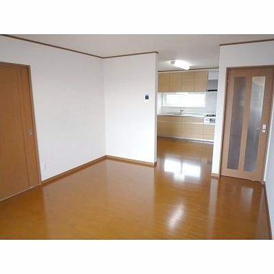 リビングからキッチン方向を撮った写真です。