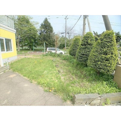 建物前面、庭スペース。