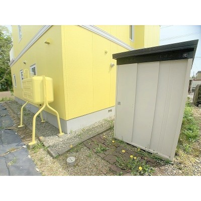 建物裏側。物置きと灯油タンク。