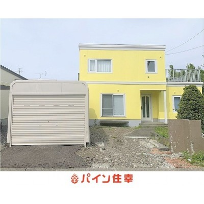 車庫と黄色い外観が目印。
