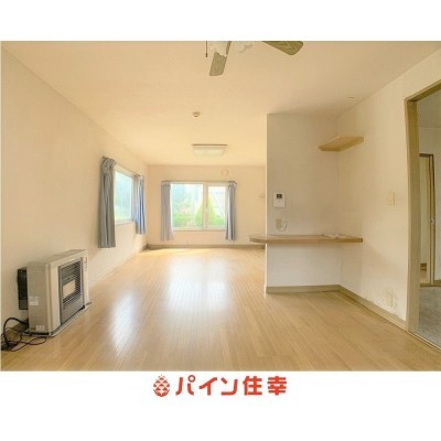 リビングダイニングが繋がっており広く利用できます。