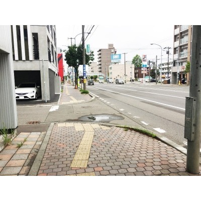 建物を背に左方向