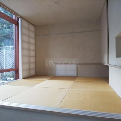 ガラス張りの和室はくつろぎの空間、来客時には寝室となります