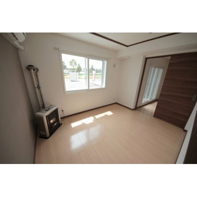 ※同タイプの別のお部屋の内装写真になります