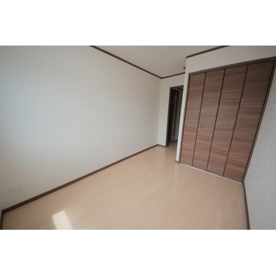 ※同タイプの別のお部屋の内装写真になります