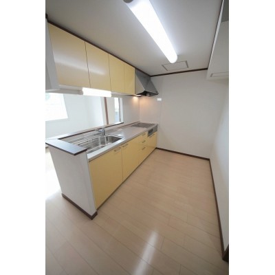 ※同タイプの別のお部屋の内装写真になります