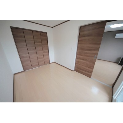 ※同タイプの別のお部屋の内装写真になります