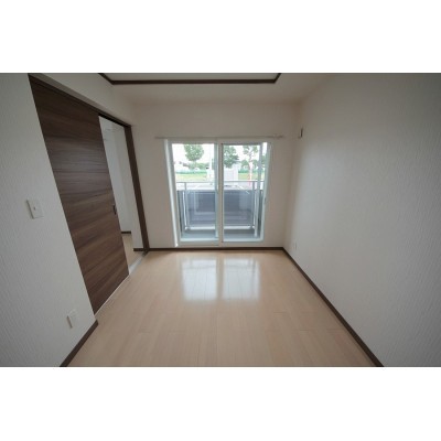 ※同タイプの別のお部屋の内装写真になります
