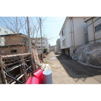 南東角地より接道方向を撮影