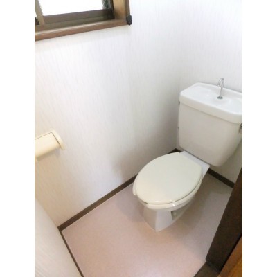 ☆トイレは窓付きで換気・採光ができます☆