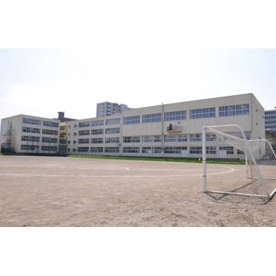 札幌市立北辰中学校まで339m