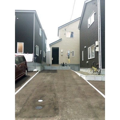 前面道路含む現地写真 4号棟外観