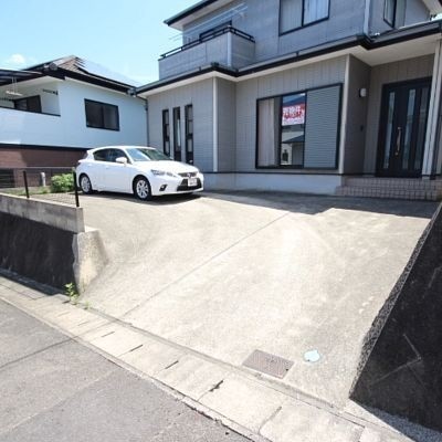 軽自動車なら3台は止めれます。