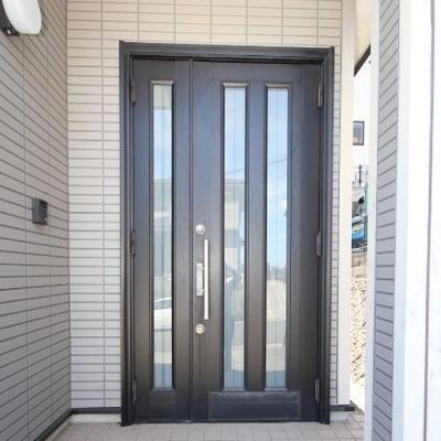 玄関!鍵も2ロックタイプの玄関扉です。
