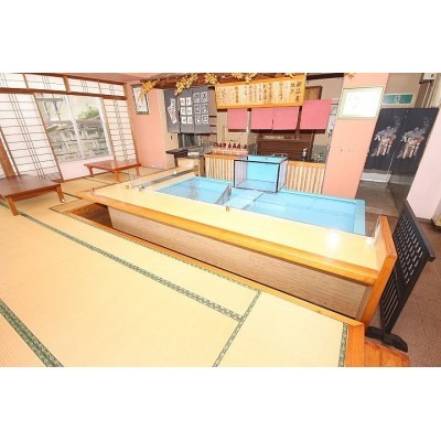 ☆生簀を囲むようにカウンター席☆