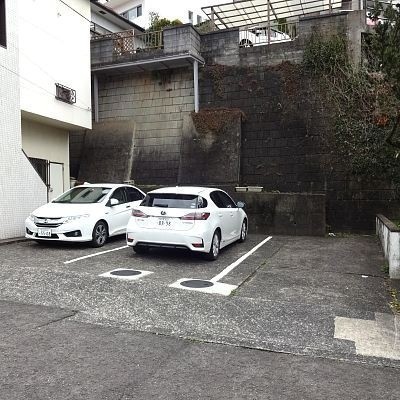 駐車場は並列で3台可能です