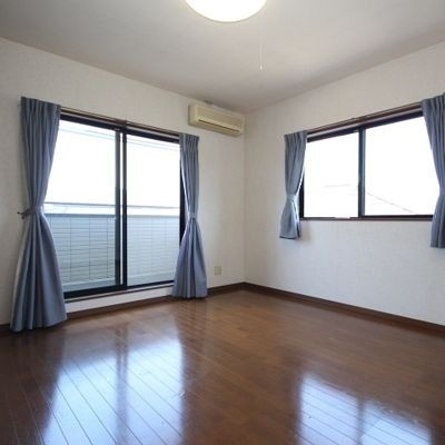 明るい2階洋室となります!