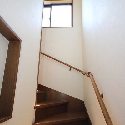 階段には手すりが付いてます!