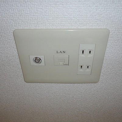 LANケーブル差込口。インターネット接続無料。