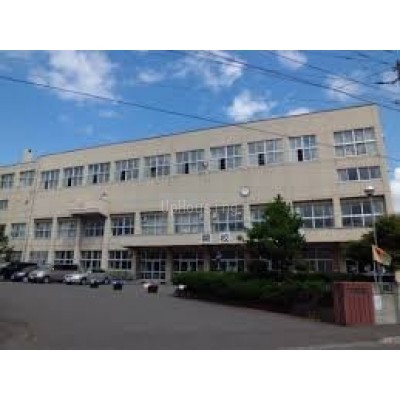 富丘小学校まで657m