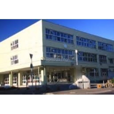 真駒内公園小学校まで631m