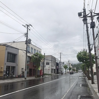 建物前面道路。倶知安駅方面