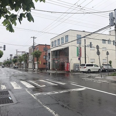 建物前面道路。国道5号線方面