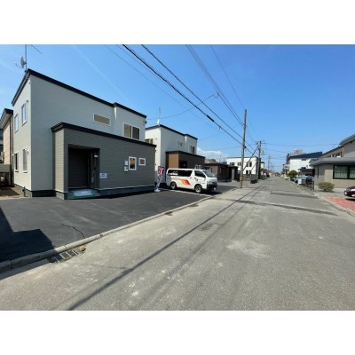 前面道路もゆったり。苫小牧駅徒歩9分の閑静な住宅街です!